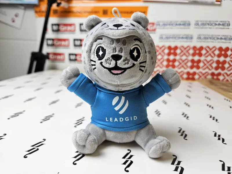 Leadgid — мягкий брелок-маскот по эскизу