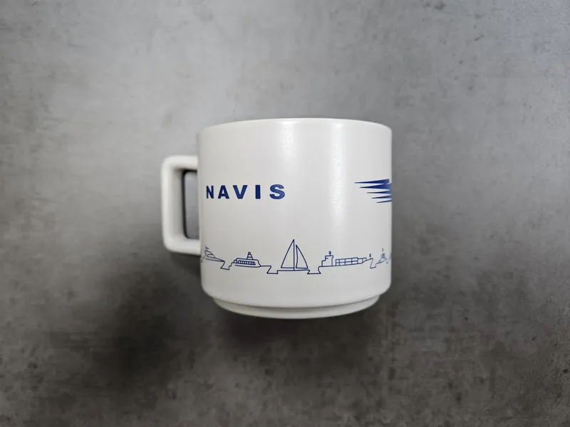 NAVIS — деколь на белой кружке