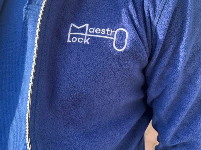 Maestro Lock — вышивка на груди олимпийки
