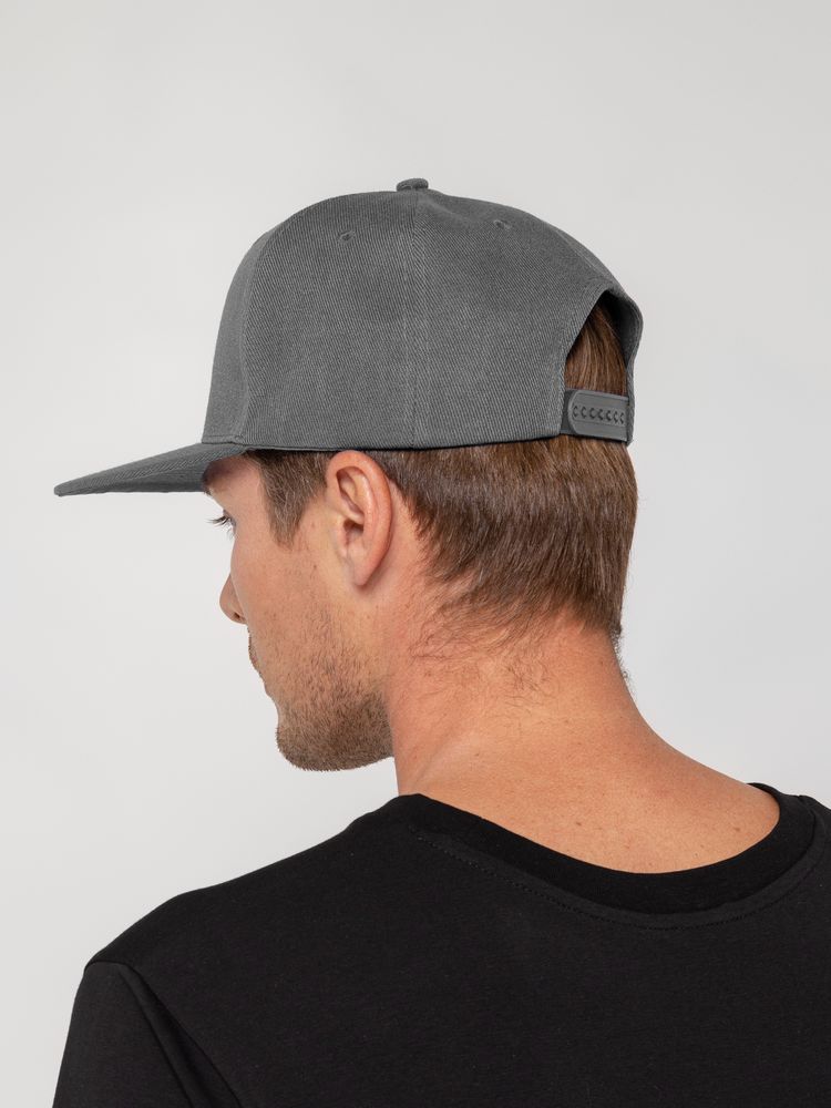 Бейсболка Snapback с прямым козырьком, серая с логотипом СПб - фото № 5