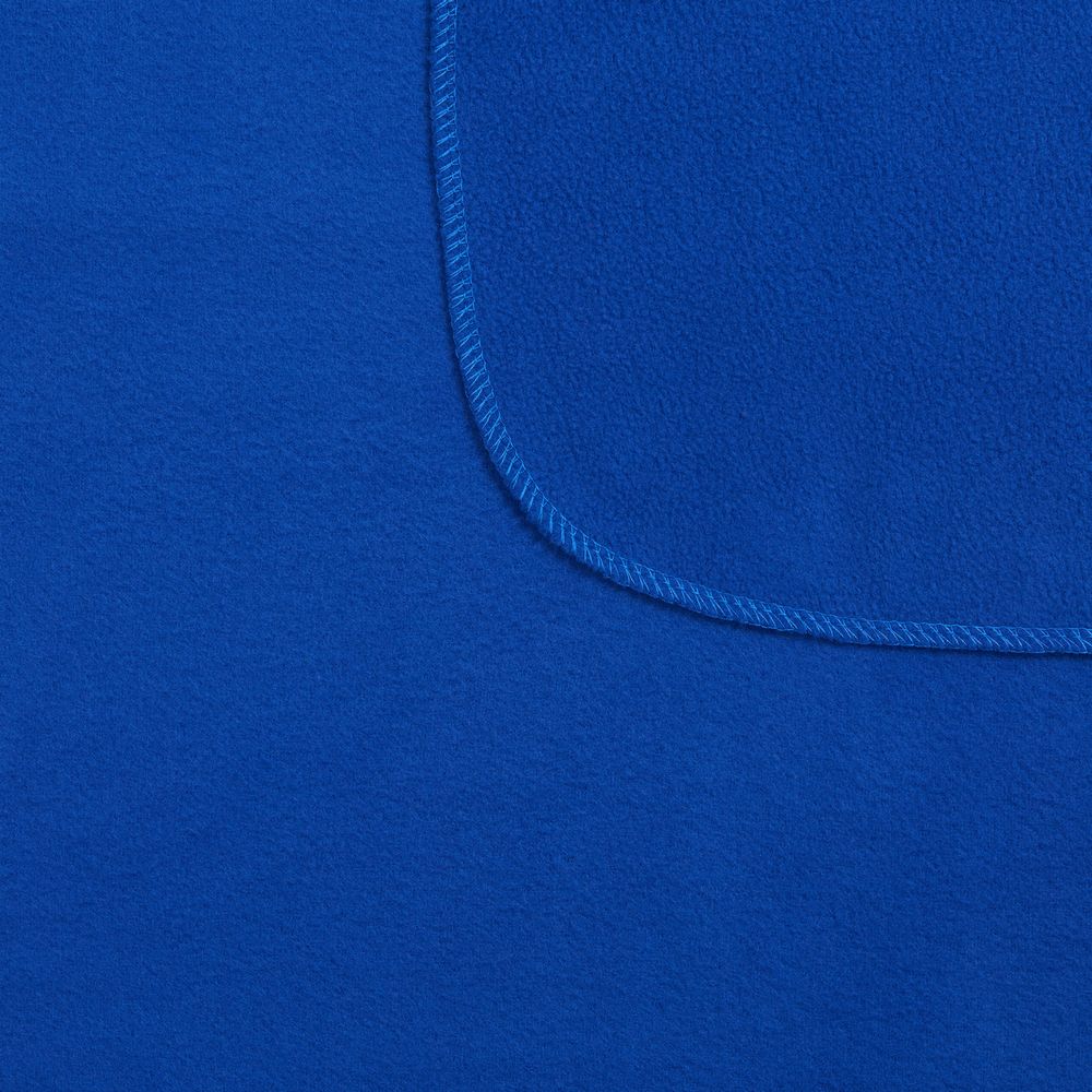 Флисовый плед Warm&Peace XL, ярко-синий с логотипом СПб - фото № 3