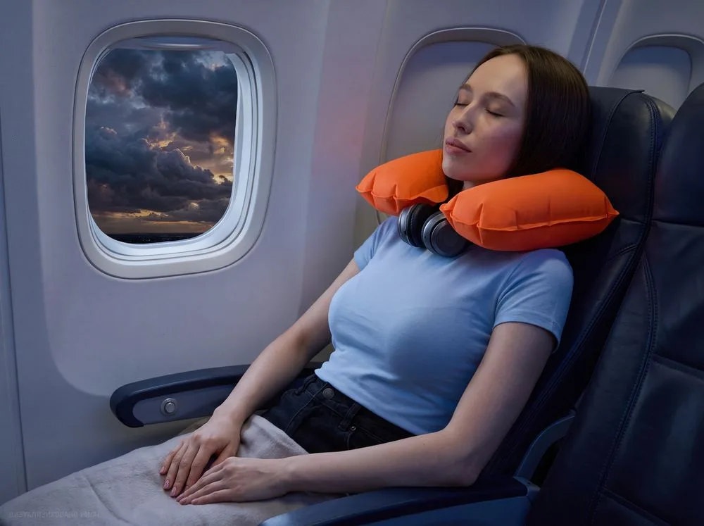Надувная подушка под шею в чехле Sleep, оранжевая с логотипом СПб - фото № 4