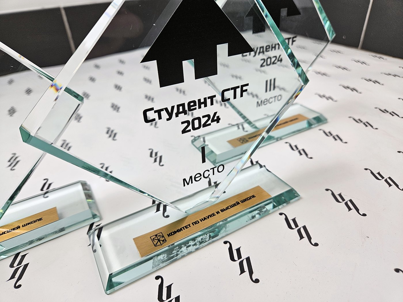 Золотистый шильд на основании стеклянной награды